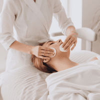 Erfrischende Gesichtsbehandlungen, perfekt für die Sommerzeit